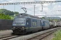 Doppeltraktion, mit den BLS Lok 465 012-3 und 465 013-1, durchfährt den Bahnhof Gelterkinden. Die Aufnahme stammt vom 20.07.2019.