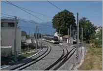 Vom dem etwa gleichen Blickwickel aus betrachte der nun umgebaute Bahnhof von St-Légier Gare mit dem von Vevey her eingetroffenen ABeh 2/6 7505, den schienenfreien Zugängen zu den beiden Gleisen und dem nun gestreckten Gleisbild.
Erhalten gebelieben bzw. aufwändig restauriert ist das Abstellgleis rechts im Bild, an welches sich früher als Fortsetzung die Strecke nach Châtel St-Denis anschloss. 

26. Juli 2019