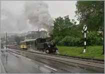 Eine Museumsbahn fährt, wie es sich für eine Eisenbahn gehört, bei jedem Wetter und bietet so die Möglichkeit für stimmungsvolle Bilder.

Die Blonay-Chamby G 3/3 N° 6 verlässt mit zwei RhB Reisezugwagen als  train électrique  Blonay in Richtung Chaulin.     

28. Juli 2019