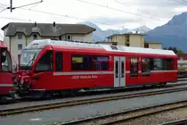 RhB Steuerwagen Bt 52 803 in Samedan am 16.09.2018. Im Gegensatz zum Allegra, der links steht, hat der Steuerwagen den weißen Steifen unter dem Fenstern.
