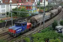 Güterzug mit der Eem 923 005-3 in Olten am 29. Juli 2019. Am Schlusse dieses Güterzuges ist ein BDt-Steuerwagen eingereiht.
Auf dieser Aufnahme erkennbar ist das farbigste Haus der Stadt Olten.
Foto: Walter Ruetsch 