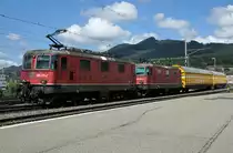 Übermotorisierter Postzug mit den Re 420-279-2 und Re 420 283-4, beide mit Spezialkupplung ausgerüstet, anlässlich der Bahnhofsdurchfahrt Olten-Hammer am 29. Juli 2019.
Foto: Walter Ruetsch 