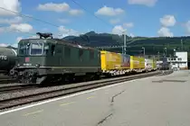 Eine der letzten grünen SBB Cargo Re 4/4, die Re 430 364-0 mit einem Postzug anlässlich der Bahnhofsdurchfahrt Olten-Hammer am 29. Juli 2019.
Foto: Walter Ruetsch 