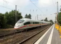 Der ICE3 DB aus Frankfurt am Main nach Brüssel-Süd kommt durch Kohlscheid als Umleiter aus Richtung Mönchengladbach,Herzogenrath und fährt in Richtung Aachen-West,Hbf und fährt die Kohlscheider-Rampe hoch. 
Aufgenommen von Bahnsteig 1 in Kohlscheid. 
Bei Sommerwetter am Nachmitag vom 25.7.2019.