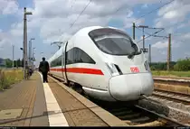 Aufgrund nochmaliger Softwarewechsel im Elektronischen Stellwerk (ESTW) im Zuge sicherungstechnischer Anpassungen wurde der ICE-Knoten Erfurt Hbf vom 22.6., 0:00 Uhr, bis 23.6.2019, 11:00 Uhr, voll gesperrt. Daher mussten u.a. sämtliche ICE-Linien weiträumig umgeleitet werden und befuhren dabei teilweise ihre alten Stammstrecken.
Hier stehen 411 058-1 (Tz 1158  Falkenberg/Elster ) und 411 ??? als ICE 1600 (Linie 28) von München Hbf nach Hamburg-Altona bzw. ICE 1710  Arkona  (Linie 28) nach Ostseebad Binz in Naumburg(Saale)Hbf auf Gleis 1.
[22.6.2019 | 11:27 Uhr]