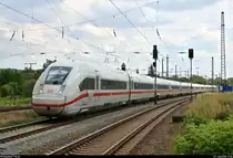 Aufgrund nochmaliger Softwarewechsel im Elektronischen Stellwerk (ESTW) im Zuge sicherungstechnischer Anpassungen wurde der ICE-Knoten Erfurt Hbf vom 22.6., 0:00 Uhr, bis 23.6.2019, 11:00 Uhr, voll gesperrt. Daher mussten u.a. sämtliche ICE-Linien weiträumig umgeleitet werden und befuhren dabei teilweise ihre alten Stammstrecken.
Hier erreicht 812 011-6 (Tz 9011) als ICE 507 (Linie 28) von Hamburg-Altona nach München Hbf Naumburg(Saale)Hbf auf Gleis 2.
Aufgenommen am Ende des Bahnsteigs 1.
[22.6.2019 | 11:36 Uhr]