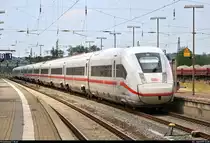 Aufgrund nochmaliger Softwarewechsel im Elektronischen Stellwerk (ESTW) im Zuge sicherungstechnischer Anpassungen wurde der ICE-Knoten Erfurt Hbf vom 22.6., 0:00 Uhr, bis 23.6.2019, 11:00 Uhr, voll gesperrt. Daher mussten u.a. sämtliche ICE-Linien weiträumig umgeleitet werden und befuhren dabei teilweise ihre alten Stammstrecken.
Nachschuss auf 812 011-5 (Tz 9011) als ICE 507 (Linie 28) von Hamburg-Altona nach München Hbf, der Naumburg(Saale)Hbf auf Gleis 2 verlässt.
[22.6.2019 | 11:38 Uhr]