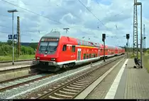 DABpbzfa 762.0 mit Schublok 112 131 der Elbe-Saale-Bahn (DB Regio Südost) als RE 4887 (RE18) von Halle(Saale)Hbf nach Jena-Göschwitz erreicht Naumburg(Saale)Hbf auf Gleis 2.
[22.6.2019 | 11:41 Uhr]