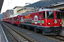 Rhb Ge 4/4 II Nr. 617 „LGB“ in Davos-Platz morgens um 7:28 Uhr am 20.09.2018. Der Bt direkt hinter der Lok wurde an dem Tag erstmalig planmäßig im Zug eingesetzt. Die Zulassung der Steuerwagenfunktion war damals noch nicht gegeben, daher der Einsatz als „normaler“ Wagen mit Niederflureinstieg und Behindertentoilette.