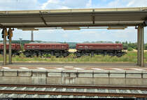 Zwischen Bahnsteig und Überdachung:
 Durchblick  auf zwei tschechische, mit Schotter beladene Schüttgutwagen der Gattung  Uas  (83 54 9200 725-6 CZ-FINF und 83 54 9200 729-8 CZ-FINF) der Financial Found a.s., die mit einigen anderen Wagen in Naumburg(Saale)Hbf abgestellt sind.
Aufgenommen von Bahnsteig 1.
[22.6.2019 | 11:56 Uhr]