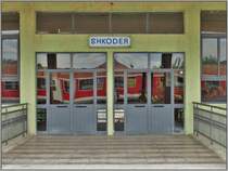 Bahnsteigseitiger Eingang zum verriegelten Bahnhofgebäude von Shkoder. (16.07.2019)