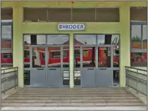 Bahnsteigseitiger Eingang zum verriegelten Bahnhofgebäude von Shkoder. (16.07.2019)