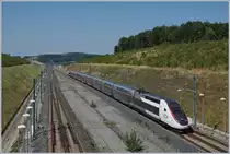 Der SNCF TGV 4712, unterwegs als TGV 9896 von Montpellier nach Luxembourg, erreicht seinen nächsten Halt, den Bahnhof Belfort-Montbéliard. Eine Bildvariante zum vorher gehenden Bild mit etwas mehr drumherum und natürlich dem 816 Meter langen Viaduc de la Savoureuse im Hintergrund. 

23. Juli 2019