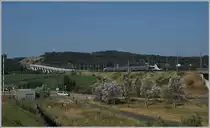 Der TGV Lyria 9880 von Zürich nach Paris erreicht kurz nach der Abfahrt in Belfort-Montbéliard TGV den 816 Meter langen Viaduc de la Savoureuse. 

23. Juli 2019