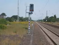 Da es auf dem Bahnhof in Ferdinandshof nichts Aufregendes gibt und ich nicht umsonst zum Bahnhof gefahren bin,fotografierte ich wenigsten dieses Wegübergangssignal vom Bahnsteigende aus.Aufgenommen am 30.Juli 2019.