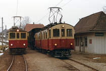 Aare Seeland Mobil/ASm/OJB.
Erinnererung an den ehemaligen Streckenabschnitt Langenthal-Melchnau.
Als Dank für die Kommentare zu meinen ASm Bilder der Bahnbildfotografen Rüdiger Ulrich, Stefan Wohlfahrt, Horst Lüdicke und Armin Schwarz stellte ich zwei weitere Aufnahmen vom ehemaligen Streckenabschnitt Langenthal-Melchnau ein. 
Betriebsaufnahme St. Urban Ziegelei-Melchnau 6.10.1917.
Einstellung Personenverkehr 22.5.1982.
Es ist sehr schade, dass die Züge aus dem Rottal verschwunden sind.
Überholung eines Rollschemelzuges mit dem BDe 4/4 4 durch einen Personenzug mit dem BDe 4/4 5 in Untersteckholz im Jahre 1979.
Foto: Walter Ruetsch 