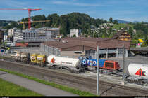 Die Am 843 062 hat ihre Güterwagen vor der Weiche abgestellt und hat dann ins eine Gleis vorgezogen. Die Wagen werden jetzt per Schwerkraft und Handbremse ins andere Gleis rangiert. Horw, 24. Juni 2019.