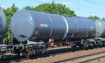 Tschechischer Kesselwagen vom Einsteller RYKO PLUS spol. s r. o. mit der Nr. 33 TEN 54 CZ-RYKO 7837 023-2 Zans (GE) Firmenlogo:  BF LOGISTICS  (UN-Nr.: 30/1202 = Dieselkraftstoff oder Gasöl oder Heizöl (leicht)) am 28.06.19 Saarmund Bahnhof.  