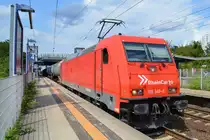 Ich schaute etwas ungläubig auf die Frontnummer, aber tatsächlich es ist eine von den für viele Bahnkenner kaum nachvollziehbar neuere veräußerte DB Cargo 185ér, die jetzt im Eigentum von der RheinCargo GmbH & Co. KG als  185 349-8  [NVR-Number: 91 80 6185 349-8 D-RHC] Kesselwagen zieht, hier am 01.08.19 Durchfahrt Bahnhof Berlin-Hohenschönhausen.