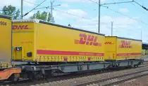Gelenk-Taschenwagen vom Einsteller WASCOSA AG mit deutscher Registrierung mit der Nr. 37 TEN-TIV 80 D-WASCO 4993 679-2 Sdggmrs beladen mit zwei DHL Trailern am 29.05.19 Bahnhof Flughafen Berlin-Schönefeld