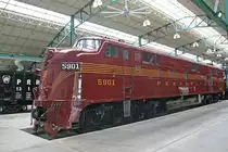 EMD E-7 Nr. 5901 der Pennsylvania Railroad. Ausgestellt im Railroad Museum of Pennsylvania in Strasburg, Pennsylvania / USA, 17. Mai 2018.