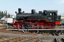 

09. April 2016: Heute war Saisoneröffnung im Sächsischen Eisenbahnmuseum Chemnitz-Hilbersdorf. 91 896 wurde gerade aus dem Schuppen geholt und dekorativ aufgestellt. Diese Lok habe ich 1984 zum ersten Mal in Radebeul fotografiert. 2003 stand sie in der Hamburger Straße in Dresden vor dem RAW Friedrichstadt als Denkmal. Im August 2009 kam sie nach Chemnitz.