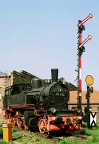Am 9. April 2016 war Saisoneröffnung im Sächsischen Eisenbahnmuseum Chemnitz-Hilbersdorf. 91 896 wurde aus dem Schuppen geholt und dekorativ aufgestellt. 2003 stand sie noch in der Hamburger Straße in Dresden vor dem ehemaligen RAW Friedrichstadt als Denkmal. Da konnte ich dieses Foto am 05.08.2003 schießen. Im August 2009 wurde sie dann nach Chemnitz überführt.