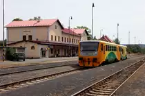 Im Bf Rakovník steht, am 22.07.2019, abfahrbereit 914/814 064 nach Domoušice. Er fährt im Plan von Os6710 (Rakovník - Most), es besteht aber ab Domoušice Schienenersatzverkehr. 22.07.2019