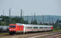 245 025 und 245 021 erreichen mit dem IC 2501 nach Gera am 22.06.19 den Bahnhof Jena-Göschwitz. Fotografiert vom Bahnsteig aus.