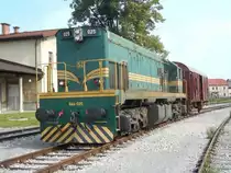SŽ 644-025 mit ein Güterzugbegleitwagen auf Bahnhof in Gornja Radgona.