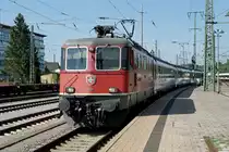 Bahnhofimpressionen vom Bahnhof Singen-Hohentwiel verewigt am 1. August 2019.
Noch sind die robusten und fotogenen BOBOS zwischen Zürich HB und Singen Hohentwil täglich unterwegs.
IC 4 Zürich HB - Stuttgart Hbf anlässlich der Einfahrt Singen mit der Re 420 299-0.
Foto: Walter Ruetsch
