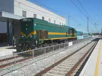 SŽ 664-114 mit ein Intercity Zug auf Bahnhof in Murska Sobota.