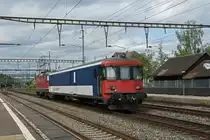 Gefängniszug, mit der Re 4/4 II 11111 und dem St 50 85 89-33 900-3, durchfährt den Bahnhof Rupperswil. Die Aufnahme stammt vom 31.07.2019.