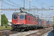 Re 10/10, mit den Loks 620 066-1 und 420 346-9 durchfährt den Bahnhof Pratteln. Die Aufnahme stammt vom 26.07.2019.