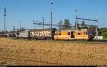 ASm-Rollbockbetrieb in Langenthal am 24. Juli 2019. Werktäglich fahren bis zu drei Zugspaare von der Güteranlage der ASm in die Industrie zu verschiedenen Anschlussgleisen. Die längste Strecke beträgt dabei ca. 1.5 km zum Anschlussgleis von Coop.<br>
Mit zwei Güterwagen für Coop ist der Zug mit dem De 4/4 121 abfahrbereit.