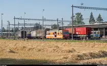 ASm-Rollbockbetrieb in Langenthal am 24. Juli 2019. Werktäglich fahren bis zu drei Zugspaare von der Güteranlage der ASm in die Industrie zu verschiedenen Anschlussgleisen. Die längste Strecke beträgt dabei ca. 1.5 km zum Anschlussgleis von Coop.<br>
Der De 4/4 121 rangiert in der Güteranlage beim Bahnhof Langenthal einige Normalspurwagen auf Rollböcke. Diese werden wohl später am Tag zugestellt.