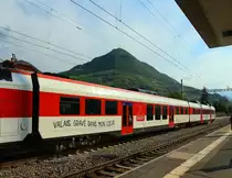 Die relativ neuen Zwischenwagen der NPZ-Züge (RBe 560); gebaut 2008-2009: Hier Wagen 29-43 405 der Züge durch das Wallis. Sie tragen den Werbespruch für die Region auf Deutsch und Französisch (Deutsch:  Wallis - ins Herz gemeisselt ). Diese Wagen fügen sich in die Pendelzüge der Organisation RegionAlps SA ein, eine Partnerschaft der Schweizerischen Bundesbahnen SBB-CFF und der Transports de Martigny et Régions TMR. Aufnahme in St.Léonard, 18.Juli 2019 