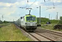 KLV-Zug (LKW Walter) mit 193 786-1 (Siemens Vectron) der ITL Eisenbahngesellschaft mbH (ITL) durchfährt den Bahnhof Angersdorf auf der Bahnstrecke Halle–Hann. Münden (KBS 590) Richtung Halle (Saale).
Aufgenommen am Ende des Bahnsteigs 2/3.
[22.6.2019 | 15:14 Uhr]
