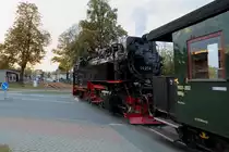 Scheinanfahrt von 99 234 mit IG HSB-Sonderzug am 20.10.2018, kurz vor Erreichen des Bahnhofes Gernrode. (Bild 2) Der Zug überquert nun zügig den Bahnübergang und kommt kurz darauf am Bahnsteig zum Stehen, wo die heutige Fahrt endet.