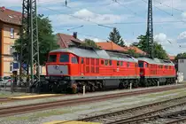 Bahnhofimpressionen vom Bahnhof Singen-Hohentwiel verewigt am 1. August 2019.
Oldtimer Diesellokomotiven in Singen.
Die 232 201-4 und die 232 472-1 auf den näschsten Einsatz wartend.
Foto: Walter Ruetsch