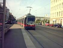 ULF 649 (ULF=Ultra Low Floor)
Als Stra�enbahnlinie 31 f�hrt er in die Station Shuttleworthstra�e ein

Juni 2003