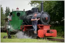 Ex Böhler 13 Bn2t, beim Verschub in Pöckstein Zwischenwässern am 21.7.2019. Wenn der Betriebsleiter der Stainzerbahn einmal frei hat, geht es trotzdem nicht ohne Eisenbahn ;-) Hier half er beim Verschub mit.