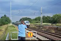 Aufgrund nochmaliger Softwarewechsel im Elektronischen Stellwerk (ESTW) im Zuge sicherungstechnischer Anpassungen wurde der ICE-Knoten Erfurt Hbf vom 22.6., 0:00 Uhr, bis 23.6.2019, 11:00 Uhr, voll gesperrt. Daher mussten u.a. sämtliche ICE-Linien weiträumig umgeleitet werden und befuhren dabei teilweise ihre alten Stammstrecken.
Sichtweise Nr. 1 - oder  Bahnfotograf bei der Arbeit :
Heimlich wurde ich beim Nachschuss auf 403 503-6 (Tz 303  Dortmund ) aufgenommen. Dieser hat hier als unbekannter ICE den Hp Zscherben auf der Bahnstrecke Halle–Hann. Münden (KBS 590) Richtung Halle (Saale)/Leipzig durchfahren.
[22.6.2019 | 18:36 Uhr]

© Theodor Wolf
Der Fotograf ist mit der Veröffentlichung auf meinem Account ausdrücklich einverstanden und behält alle Rechte am Bild.