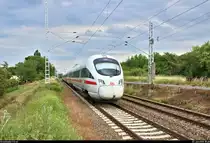 Aufgrund nochmaliger Softwarewechsel im Elektronischen Stellwerk (ESTW) im Zuge sicherungstechnischer Anpassungen wurde der ICE-Knoten Erfurt Hbf vom 22.6., 0:00 Uhr, bis 23.6.2019, 11:00 Uhr, voll gesperrt. Daher mussten u.a. sämtliche ICE-Linien weiträumig umgeleitet werden und befuhren dabei teilweise ihre alten Stammstrecken.
Hier durchfährt 415 005/415 505 (Tz 1505  Marburg/Lahn ) als ICE 1552 (Linie 50) von Leipzig Hbf nach Frankfurt(Main)Hbf den Hp Zscherben auf der Bahnstrecke Halle–Hann. Münden (KBS 590).
Aufgenommen am Ende des Bahnsteigs 1.
[22.6.2019 | 18:48 Uhr]