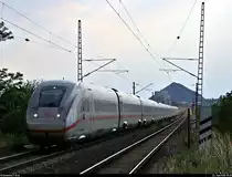 Aufgrund nochmaliger Softwarewechsel im Elektronischen Stellwerk (ESTW) im Zuge sicherungstechnischer Anpassungen wurde der ICE-Knoten Erfurt Hbf vom 22.6., 0:00 Uhr, bis 23.6.2019, 11:00 Uhr, voll gesperrt. Daher mussten u.a. sämtliche ICE-Linien weiträumig umgeleitet werden und befuhren dabei teilweise ihre alten Stammstrecken.
Hier durchfährt 812 0?? (Tz 90??) als unbekannter ICE den Hp Teutschenthal Ost auf der Bahnstrecke Halle–Hann. Münden (KBS 590) Richtung Halle (Saale)/Leipzig.
Aufgenommen im Gegenlicht am Ende des Bahnsteigs 2.
(Neubearbeitung)
[22.6.2019 | 19:01 Uhr]