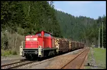 DB 290008-2 erreicht hier mit einem Holzzug am 23.4.2005 den Bahnhof Lichtentanne.