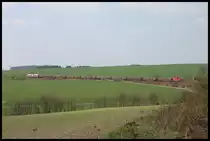 Kurz vor ihrem Zielort Friesau sind MEG 202 und DB 290008-2 mit einem Holzzug auf der Sormitztalbahn unterwegs. Zu diesem Zeitpunkt war der Personenverkehr dort bereits Geschichte.