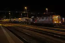 CIRKUS KNIE TOURNEE 2019.
Vom 1. bis 4. August 2019 gastierte der Cirkus Knie in Solothurn. Die interessanten und fotogenen Züge kommen, gehen und verschieben sich während der Nacht, was das Fotografieren bei besonders schlechten Lichtverhältnissen stark erschwert. Sämtliche Momentaufnahmen sind aus freier Hand erstanden.
Der erste Kniezug mit der Re 420 167-9 hat den Güterbahnhof gegen 05:00 h verlassen. Mitgeführt wurde die Am 843 095-1.
Foto: Walter Ruetsch