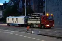 CIRKUS KNIE TOURNEE 2019.
Aare Seeland mobil.
Vom 1. bis 4. August 2019 gastierte der Cirkus Knie in Solothurn. Die interessanten und fotogenen Züge kommen, gehen und verschieben sich während der Nacht, was das Fotografieren bei besonders schlechten Lichtverhältnissen stark erschwert. Sämtliche Momentaufnahmen sind aus freier Hand erstanden.
Bis hierhin und nicht weiter heisst es auf der Endhaltestelle Solothurn HB fürs  BIPPERLISI .
Knielasterzug mit dem Wagen Nummer 41 passierte am 4. August 2019 den für die ASm montierten Prellbock auf dem Bahnhofplatz.
Foto: Walter Ruetsch 