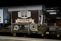 CIRKUS KNIE TOURNEE 2019.
Vom 1. bis 4. August 2019 gastierte der Cirkus Knie in Solothurn. Die interessanten und fotogenen Züge kommen, gehen und verschieben sich während der Nacht, was das Fotografieren bei besonders schlechten Lichtverhältnissen stark erschwert. Sämtliche Momentaufnahmen sind aus freier Hand erstanden.
Nach seiner Ankunft am frühen Morgen in Solothurn blockierte der erste Kniezug während mehreren Stunden das Gleis 1. Dadurch verkehrte der ICN5 nach Zürich HB ebenfalls ab dem Perron 2.
Foto: Walter Ruetsch